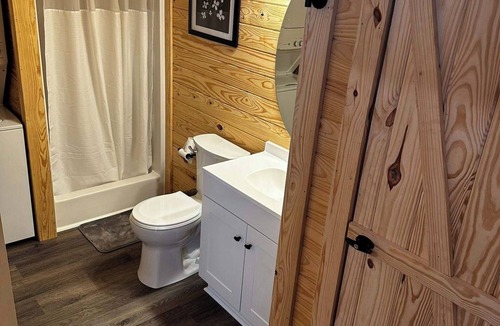 Starkville Cabin | Cozy Studio cabin in peaceful Oktoc community near Starkville