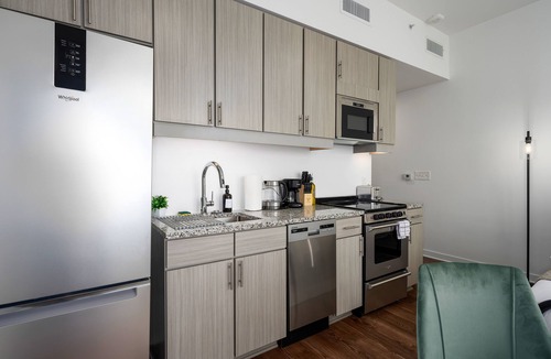 Avondale Apartment | Cozy Studio Getaway in DT Bham l Private Balcony