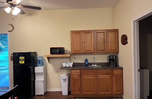 Shelbyville Apartment | Cozy studio in charming Shelbyville with WiFi, AC,.9 mile from Huxley Bay Marina