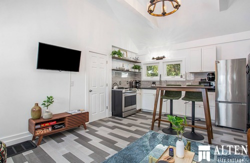 Fulton Heights House | Cozy Stylish Cottage In the City, Close to Everything GR, Extended Stay Welcome