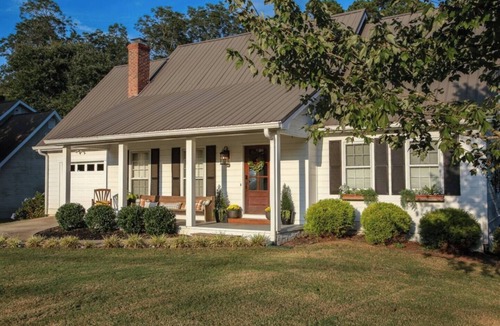Carrollton Apartment | Cozy Top Floor! 2-King bed suite with kitchenette!