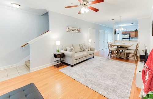 Tuscaloosa House | Cozy Townhome with Pool & Gym, 3.2 Miles from UA