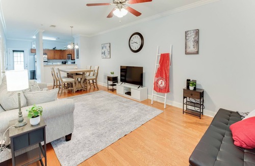 Tuscaloosa House | Cozy Townhome with Pool & Gym, 3.2 Miles from UA