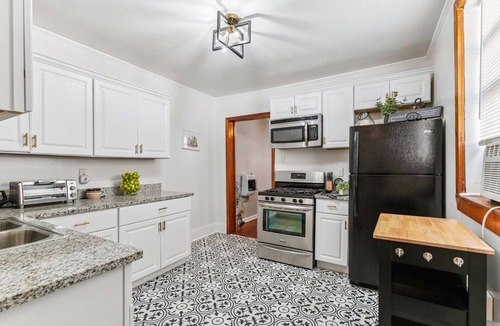 Irish Channel House | Cozy uptown New Orleans single property located near great amenities.