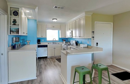 Tybee Island Condo | Cozy Vibes & Stunning Views + Community Pool, Beach Access!