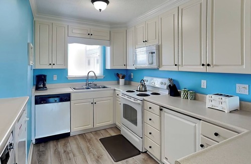 Tybee Island Condo | Cozy Vibes & Stunning Views + Community Pool, Beach Access!