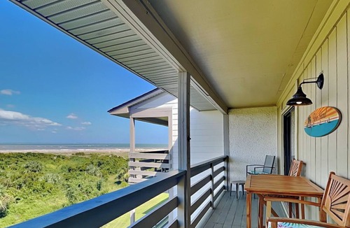 Tybee Island Condo | Cozy Vibes & Stunning Views + Community Pool, Beach Access!