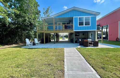 Shoreline Park House | Cozy water front home with a swimming pool near beaches and Old Town BSL!