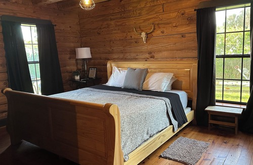 Crescent City House | Crescent Lake Cozy Cabin Retreat- Bring your boat!