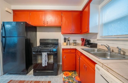 Lincoln Park House | Crew & Cast Haven - Work & Fishers Friendly Stay