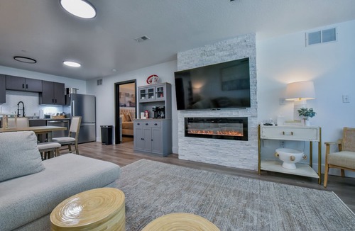 Tuscaloosa Condo | Critter's Cove-Book for graduation & football weekends! Complex Pool & more!