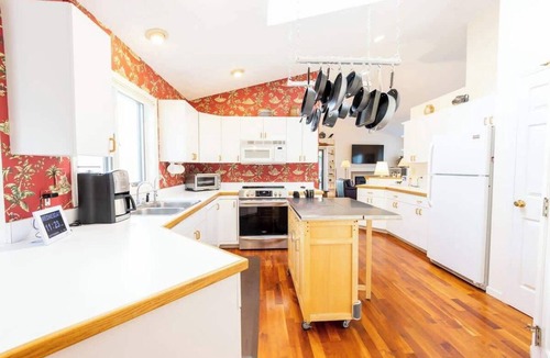 Lake Township House | Crystal Lake Ridge, 30-day rental, community pool