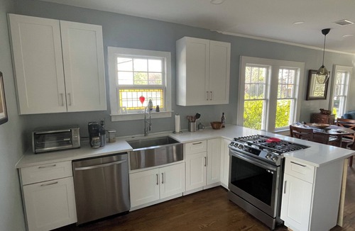 Decatur House | Cute 2 bedroom bungalow! yard, deck , fire-pit, walkable to Decatur restaurants