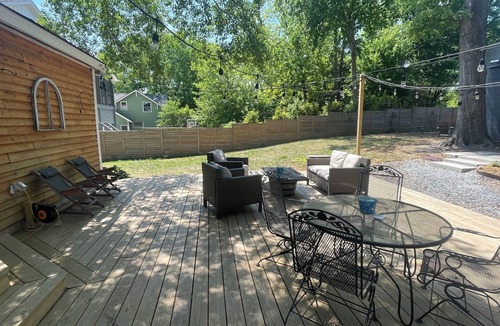 Decatur House | Cute 2 bedroom bungalow! yard, deck , fire-pit, walkable to Decatur restaurants