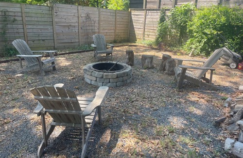Decatur House | Cute 2 bedroom bungalow! yard, deck , fire-pit, walkable to Decatur restaurants