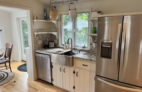 Leland House | Cute 2 BR Cottage +Den, Sleeps 6, One Block from Van’s Beach, Two Blocks to Town