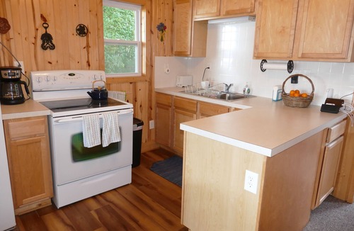 Grant Cottage | Cute lakefront cottage on all-sport Little Sand Lake
