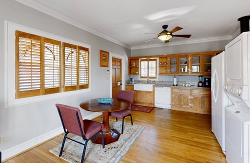 Westside House | Cute studio cottage with central AC and private W/D