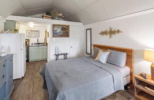 Oil City Apartment | Cypress Chalet- Caddo Lake Cabin with Kayaks
