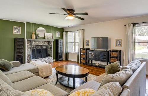 Daphne House | Daphne Home w/Deck: Close to Beaches & Parks!