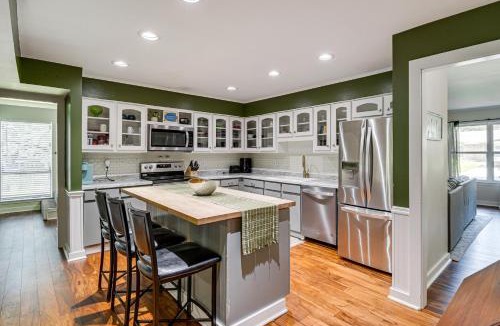 Daphne House | Daphne Home w/Deck: Close to Beaches & Parks!