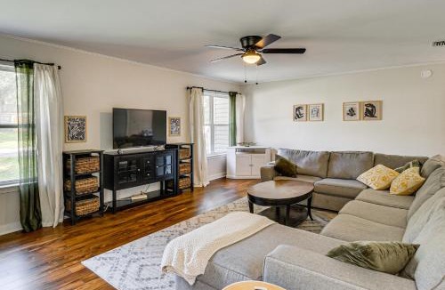 Daphne House | Daphne Home w/Deck: Close to Beaches & Parks!