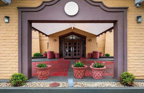 Birmingham Hotel | Days Inn by Wyndham Birmingham/West