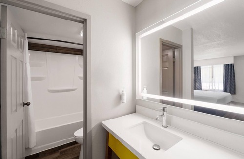 Clanton Hotel | Days Inn by Wyndham Clanton AL
