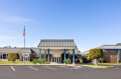 Hinesville Hotel | Days Inn by Wyndham Hinesville Near Fort Stewart, Newly Renovated, Free Hot Breakfast, Restaurant and Bar