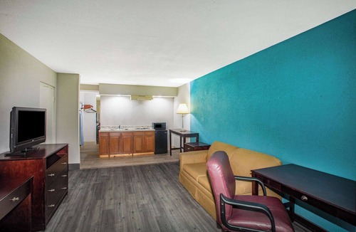 Mobile Hotel | Days Inn by Wyndham Mobile I-65