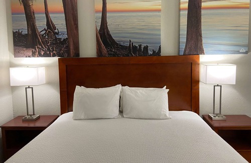 Ozark Hotel | Days Inn by Wyndham Ozark