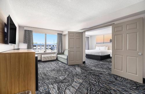 Muskegon Hotel | Days Inn & Suites by Wyndham Norton Shores Muskegon