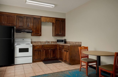 Prattville Hotel | Days Inn & Suites by Wyndham Prattville-Montgomery