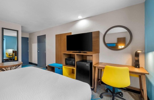 Brandon Hotel | Days Inn & Suites by Wyndham Brandon Amphitheater