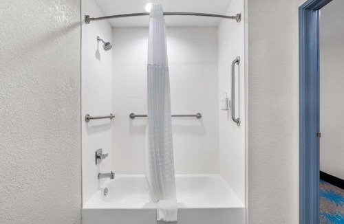 Brandon Hotel | Days Inn & Suites by Wyndham Brandon Amphitheater