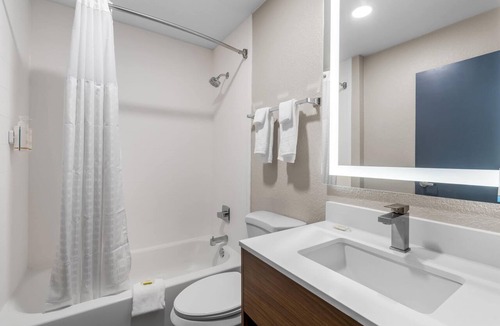 Brandon Hotel | Days Inn & Suites by Wyndham Brandon Amphitheater