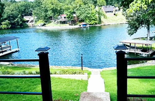 Florence House | "Deja Blue" Lakeside Villa with Luxe Master Bedroom Views