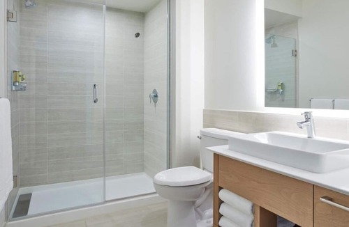 Williamsburg House | Discover Orlando's Magic from our 3 Stylish Accommodations! Outdoor Pool