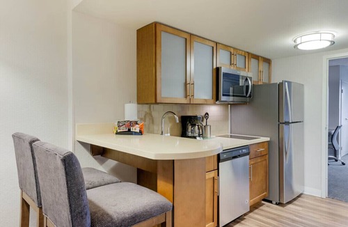 Kissimmee Hotel | Disney! 2BR Suite w/Free Shuttle, Pool &Breakfast