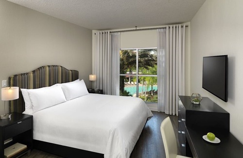 Celebration Apartment | DISNEY ESCAPE, COMFY UNIT FOR 2! POOL!