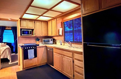 Downtown Boat Rental | Dockside Retreat Aboard Savannah Rae
