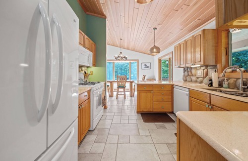 St. Helen House | Dog Friendly Lakefront With Acreage