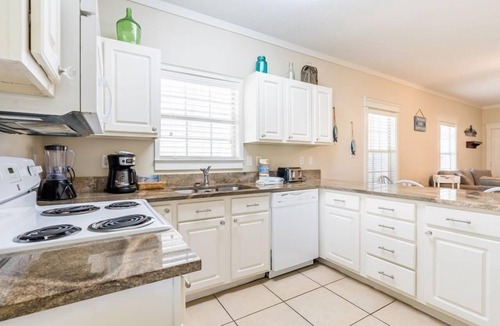 Orange Beach Condo | Dog-Friendly Orange Beach Villas w/Pool & Fishing Pond | Sleeps 8