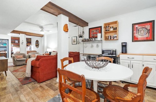Ormewood Park Apartment | Dog Friendly Private Entrance Basement Apartment in Grant Park