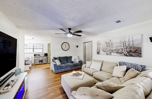 Eclectic House | Dogs Welcome! 'Big Oak Hideaway' Near Lake Martin
