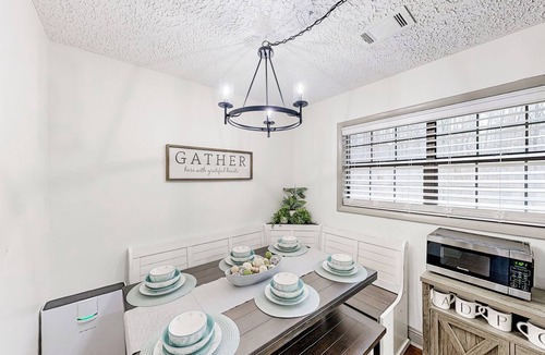 Eclectic House | Dogs Welcome! 'Big Oak Hideaway' Near Lake Martin