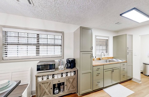 Eclectic House | Dogs Welcome! 'Big Oak Hideaway' Near Lake Martin