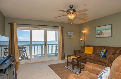 Innerarity Townhomes House | Dolphin Watch: Waterfront Unit with 2 Kayaks!