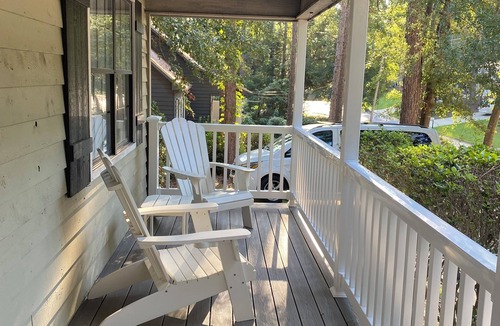 Daphne House | Donna’s Charm: 3 bedroom/king suite/pools/golf