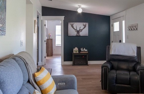 Mount Dora Cottage | Dora's Nest: Central Stylish Home | King Bed | 3BR